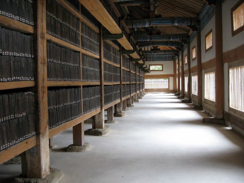 Трипитака Кореана в Южной Корее, издание китайского буддийского канона, вырезанное и сохранившееся на более чем 81 000 деревянных печатных блоках