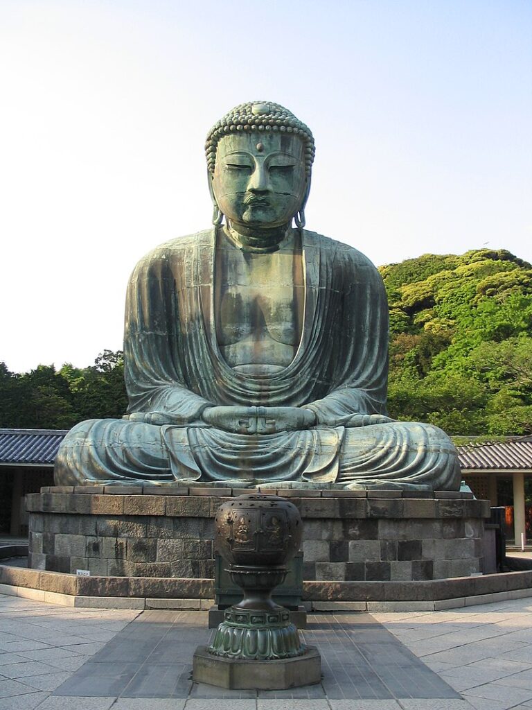 Буддизм - Статуя «Большого будды» (Дайбуцу) Амитабхи в Японии, храм Котоку-ин; построена в 1252 году