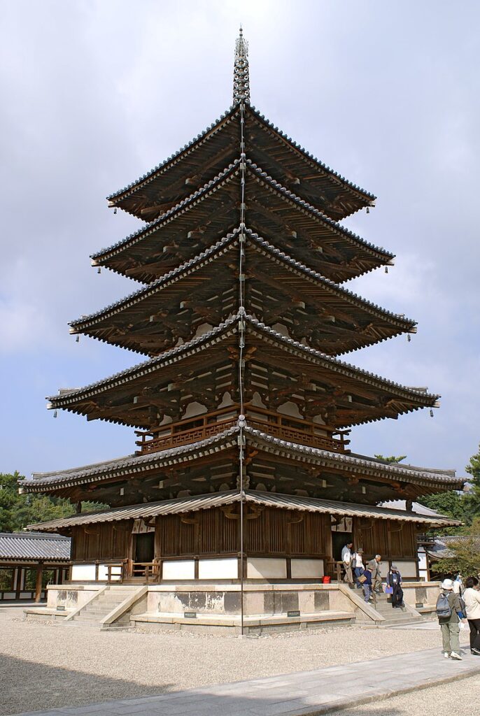 Пагода храма Хорю-дзи, самое древнее деревянное сооружение Японии