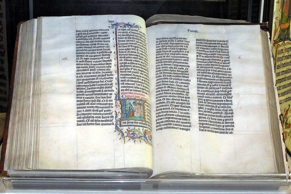 Библия, написанная от руки на латыни, выставлена ​​в аббатстве Малмсбери, Уилтшир, Англия. Библия была написана в Бельгии в 1407 году нашей эры для чтения вслух в монастыре