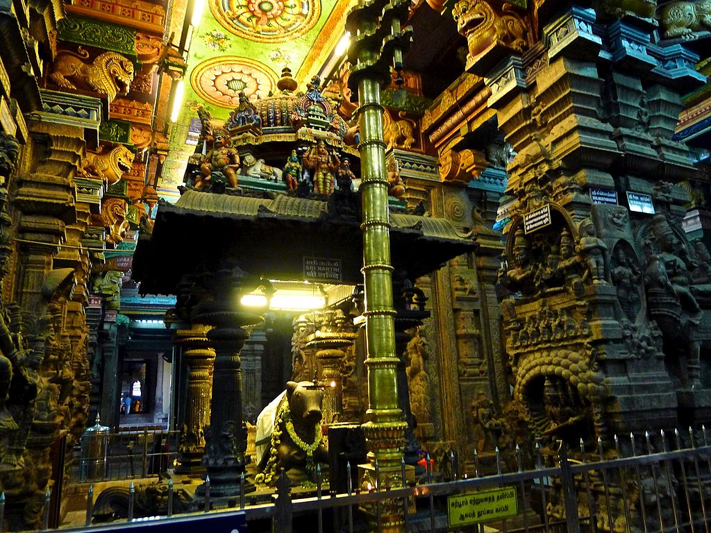 Религия индуизм. Интерьер храма Минакши (Мадурай, Тамилнад)
