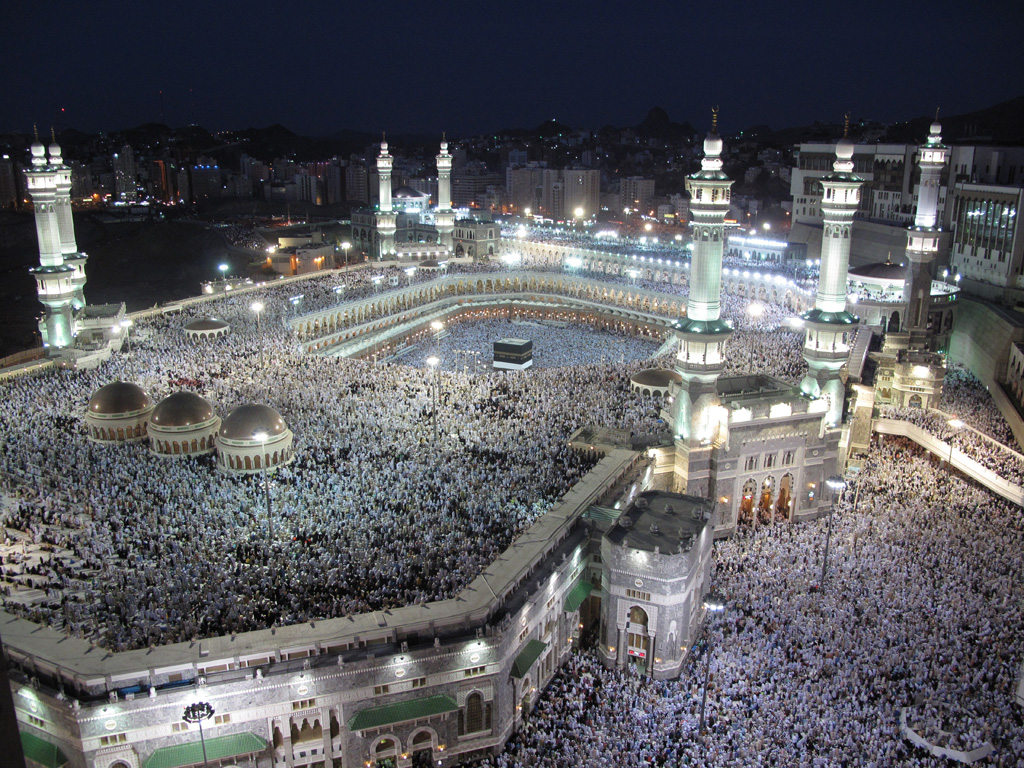 Религия ислам. Мечеть аль-Харам и паломники ночью