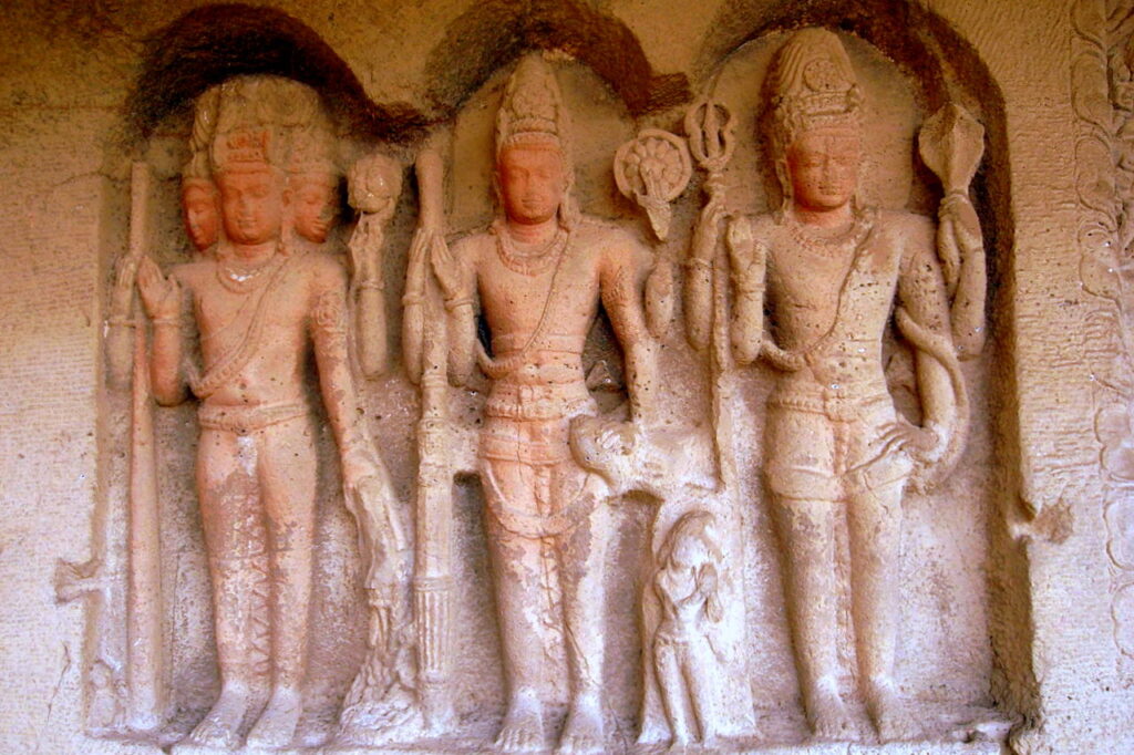Тримурти (по порядку, слева направо: Брахма, Вишну, Шива. Скульптура из пещер Эллоры