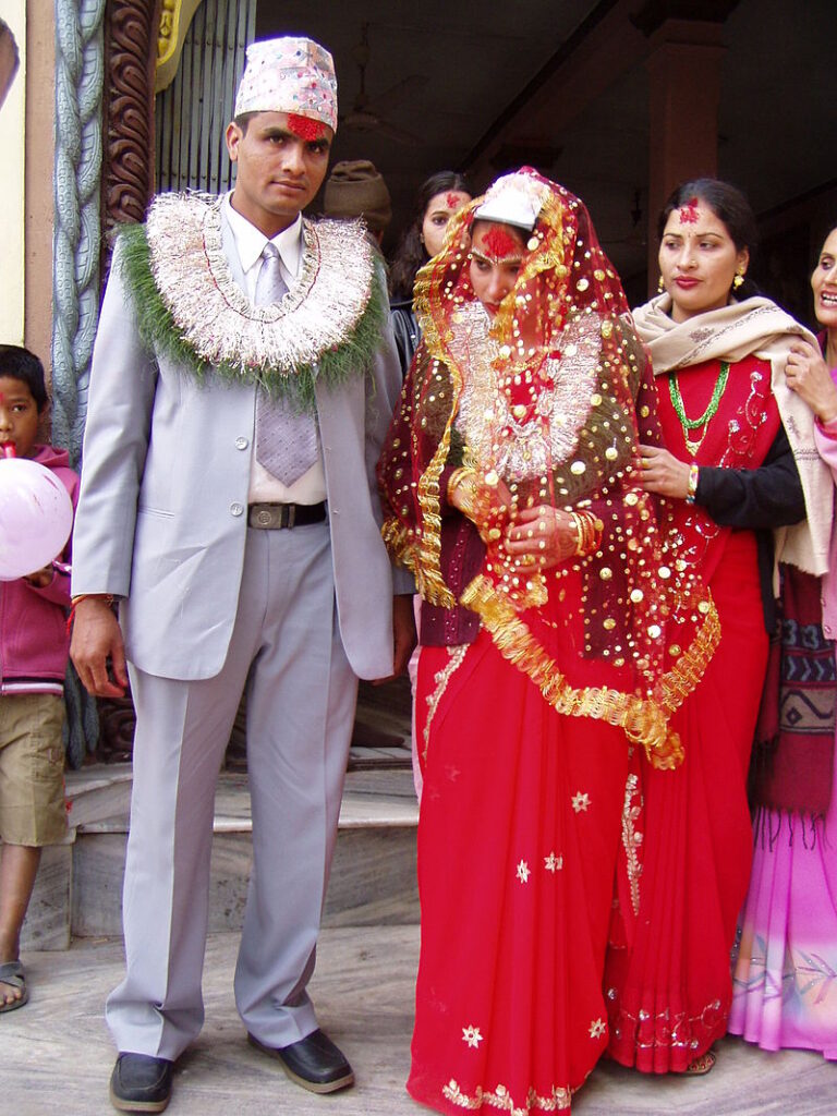 Молодожёны после обряда индуистской свадьбы в Непале.