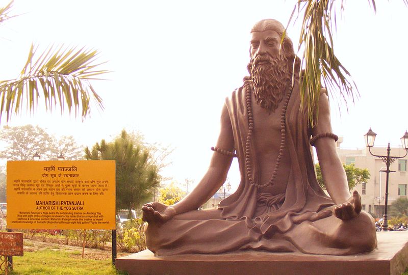 Статуя Патанджали, автора основного текста Йога-сутры, медитирующего в позе лотоса.