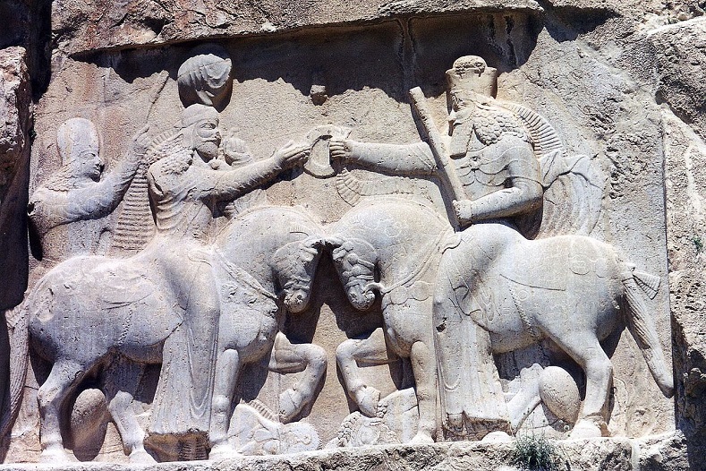 Зороастризм. Ахурамазда (справа) вручает Ардаширу символ царской власти