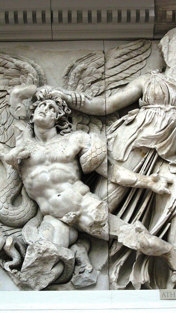 Битва Афины с гигантом Алкионеем. Пергамский алтарь
