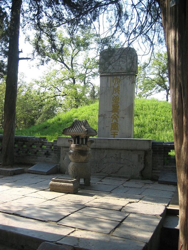 Могила Конфуция на кладбище Конг Лин, Цюйфу, провинция Шаньдун