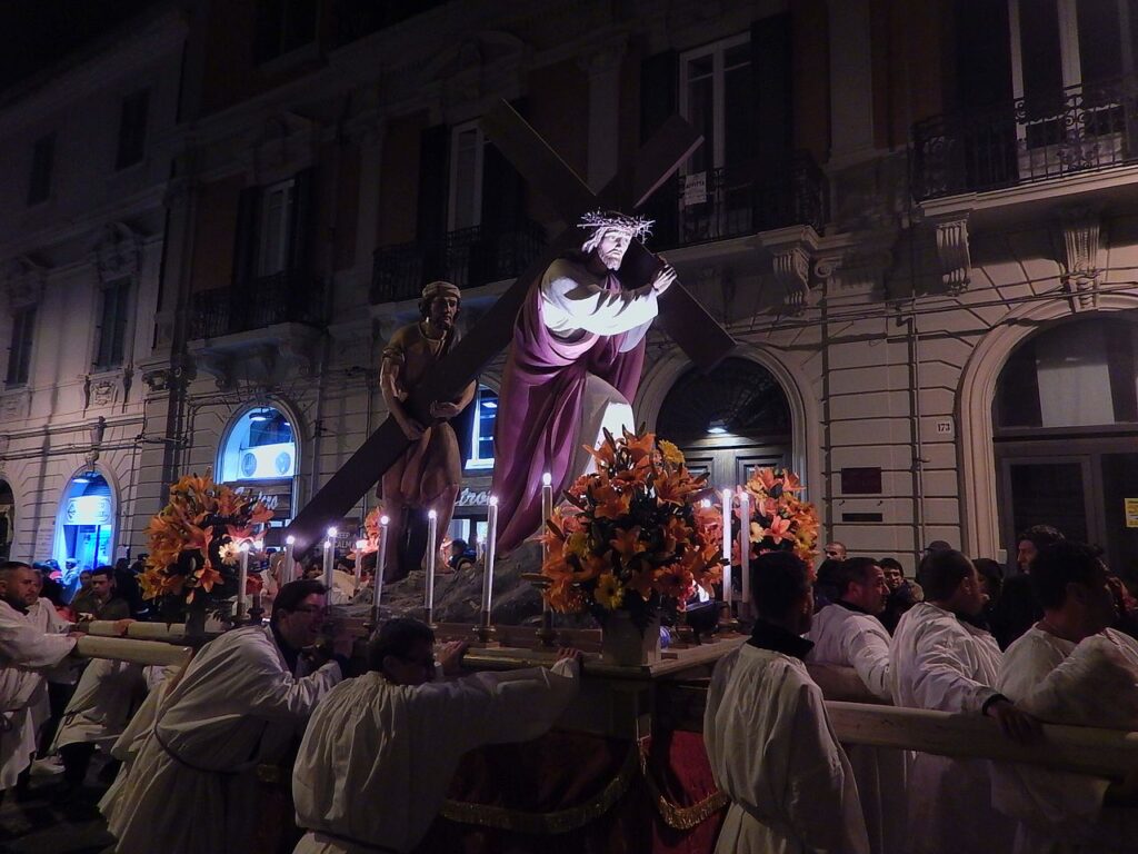 Традиционная процессия "Баретта", изображающая страсти Христовы, Страстная пятница в Мессине, Сицилия