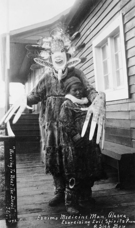 Шаман изгоняет злых духов из больного мальчика, 
Нушагак , 
Аляска , 1890-е гг.