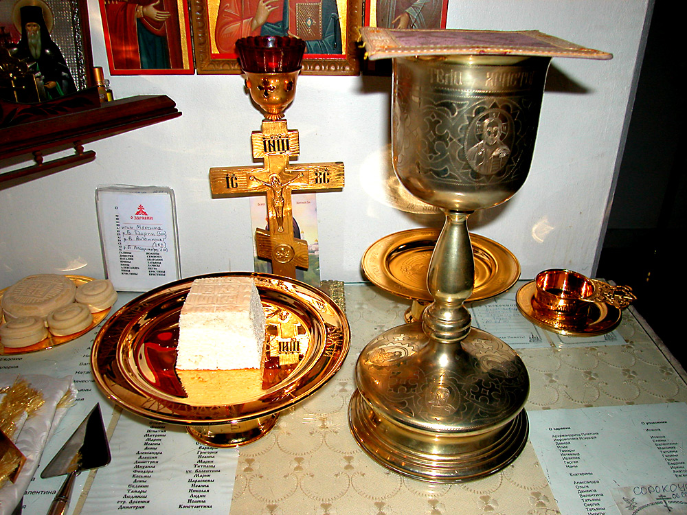 Еженедельное соблюдение литургии Евхаристии в церковной службе считается признаком католицизма