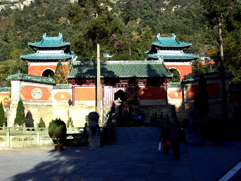 Вход в храм Пурпурного облака. Дворец Цзысяо, или храм Пурпурного облака, расположенный на пике Чжаньци, является даосским храмом даосского комплекса в горах Удан в северо-западной части  Хубэй, Китай.